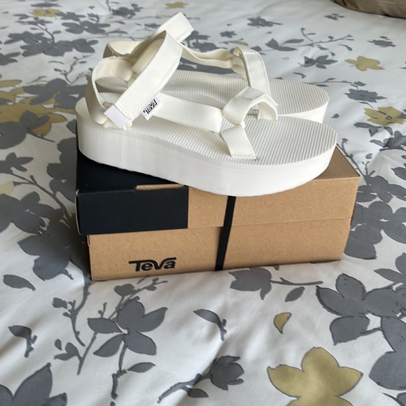 Teva Flatform Universal Sandal - Picture 2 of 9